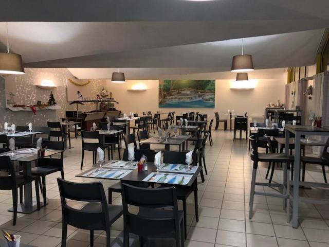 Logis Hotel Le Clos Saint Loup Bram Bagian luar foto