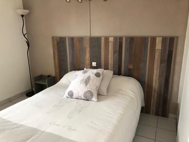Logis Hotel Le Clos Saint Loup Bram Bagian luar foto