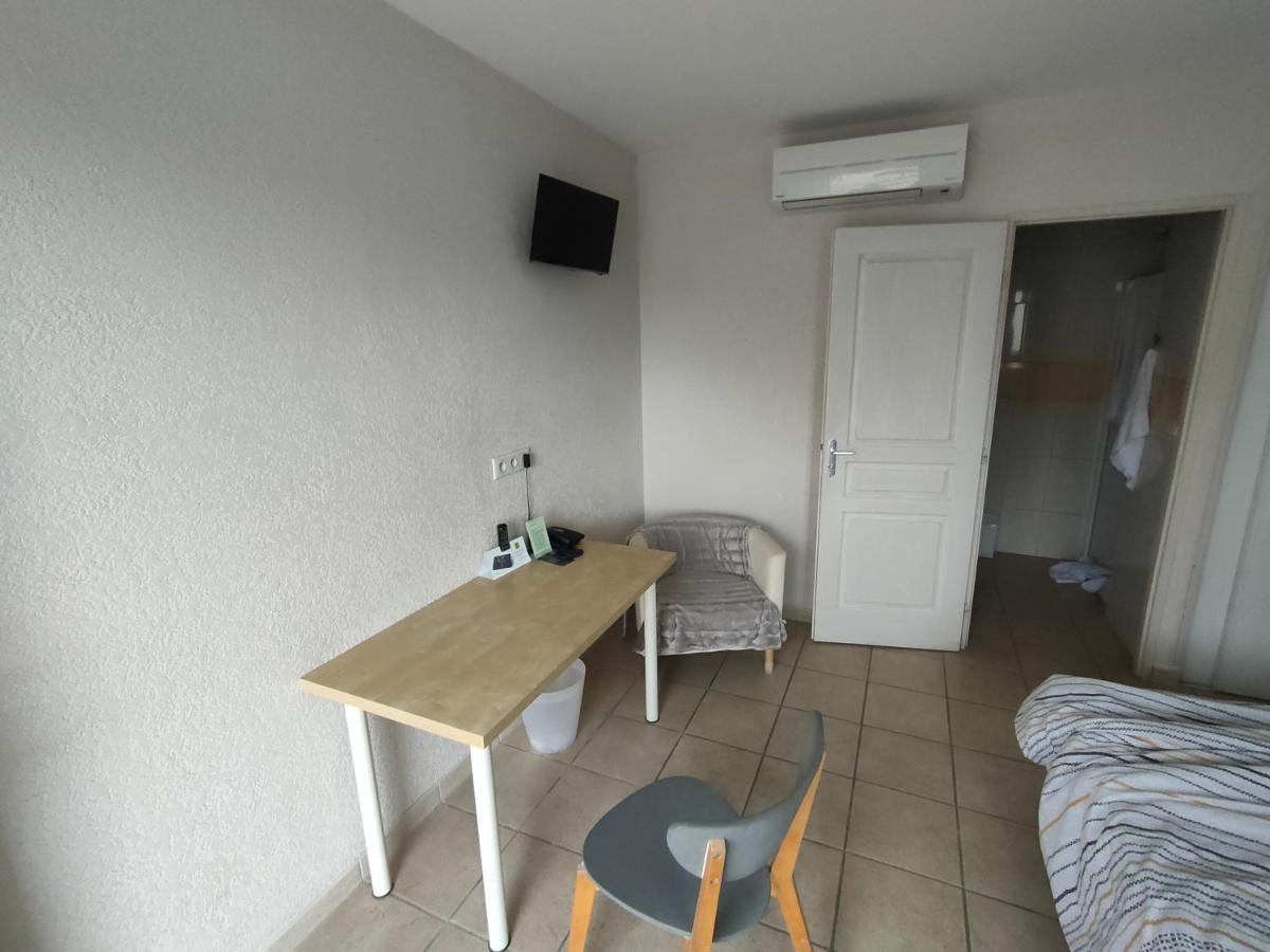Logis Hotel Le Clos Saint Loup Bram Bagian luar foto